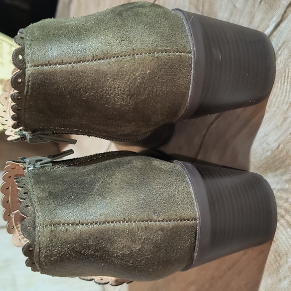 O'Neill Booties, Olive Green Beautiful Design - Picture 9 of 11